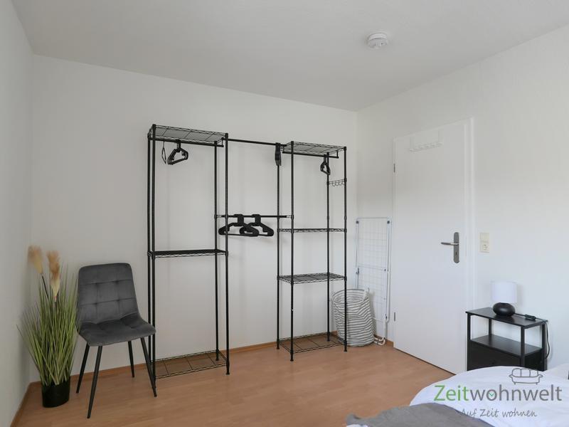Kleiderregale im Schlafzimmer