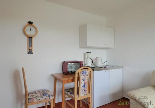 kleine Küche und Esstisch