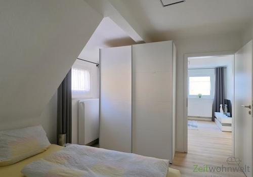 Blick zum Schlafzimmerschrank