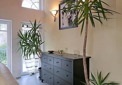 Sideboard und Ausgang zum hinteren Balkon