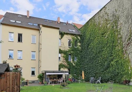 großer Garten am Haus