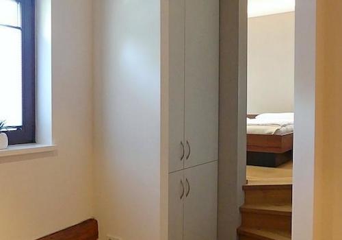 Wand-Kleiderschrank