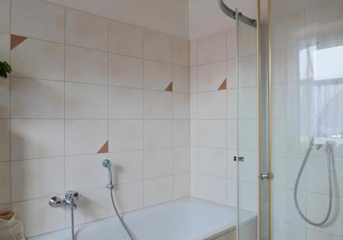 Wanne und Dusche