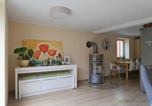 Blick zu Anrichte und Kamin