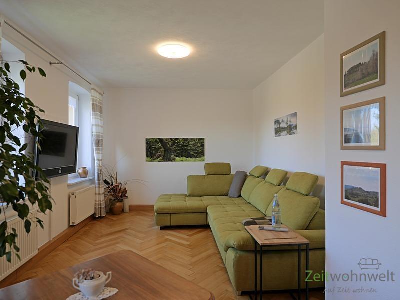 Eohnzimmercouch und Wand-TV