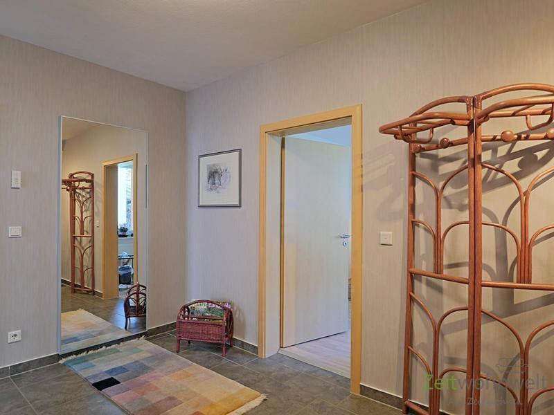 Wohnungsflur mit Garderobe