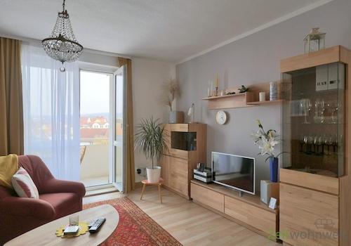 Balkon, Schrankwand und TV