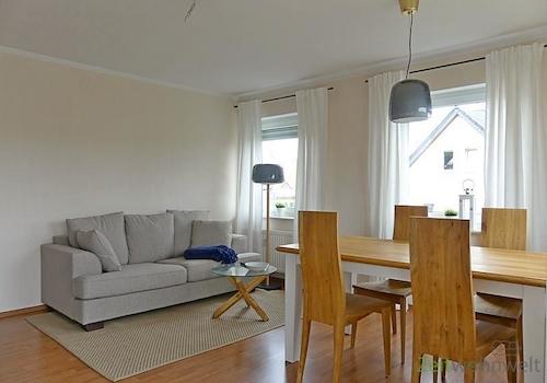 Wohnzimmercouch und Esstisch