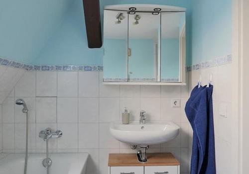 Waschbecken und Spiegelschrank