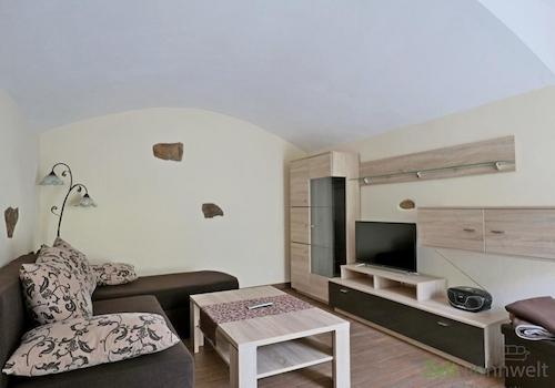 Couch, Schrankwand und TV