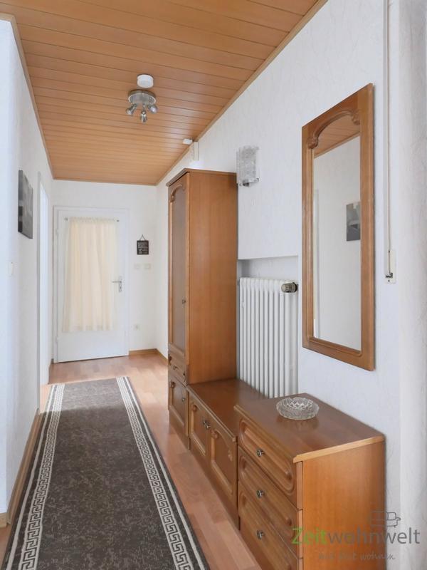 Wohnungsflur mit Garderobe