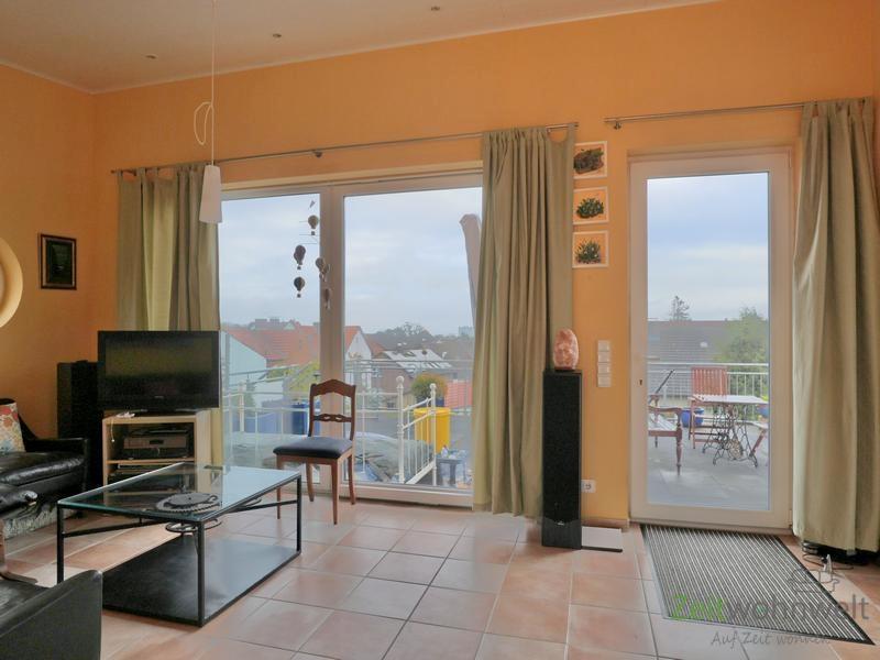 Blick zu Eingang und Terrasse