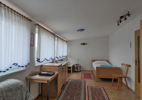 Blick in den hellen Wohnraum
