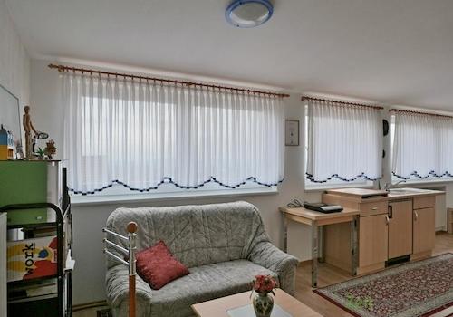 Sofa und Miniküche