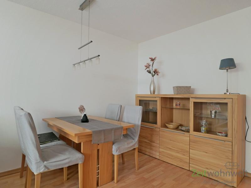 Esstisch und Sideboard