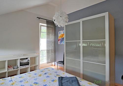 Kliederschrank und Balkonfenster