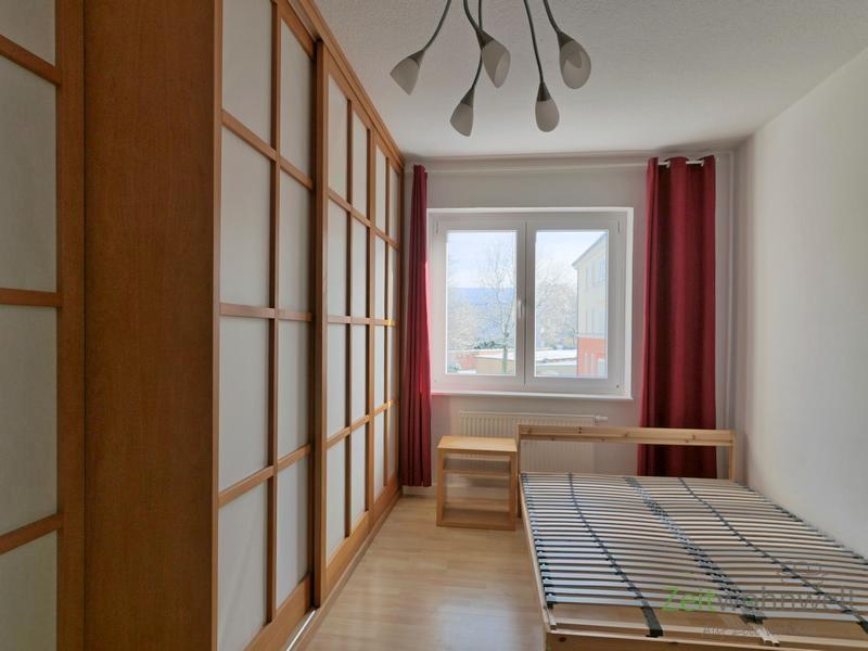 Bett und XXL-Kleiderschrank