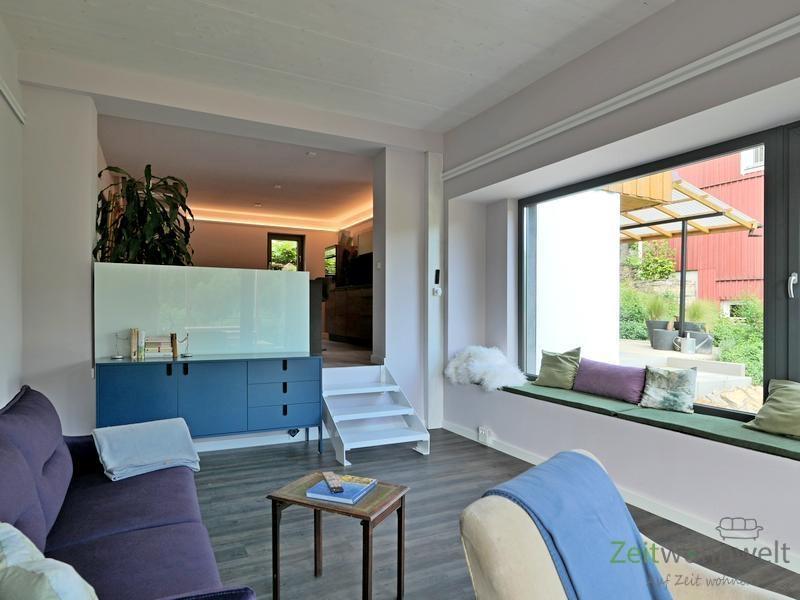 Blick vom Balkon ins Wohnzimmer