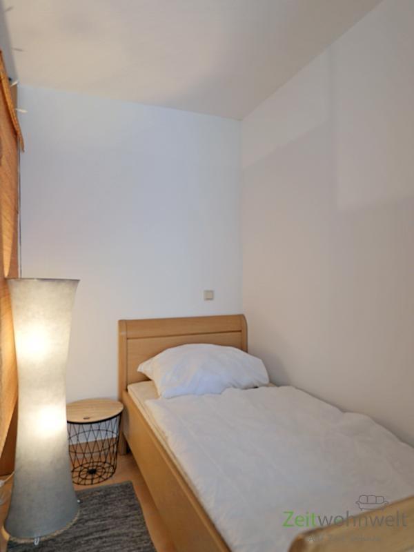 Bett hinter dem Raumteiler