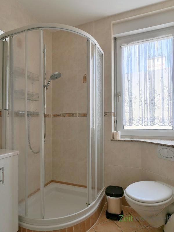 Blick zu Dusche und WC