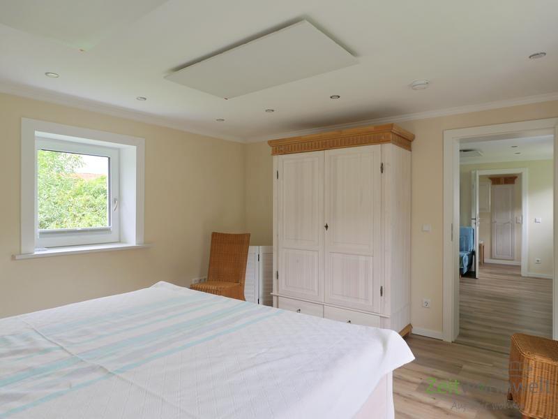 Blick ziu Kleiderschrank und Wohnzimmer
