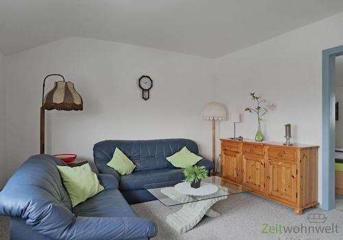 Wohnzimmer mit zwei Sofas