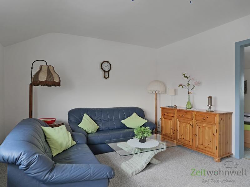 Wohnzimmer mit zwei Sofas