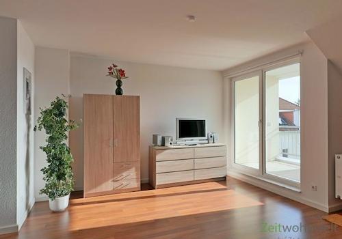 Kleiderschrank, TV und Balkon