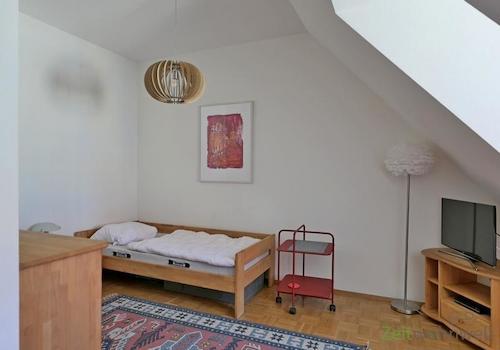 Blick zu Bett und TV