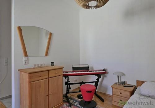 Kommode und E-Piano