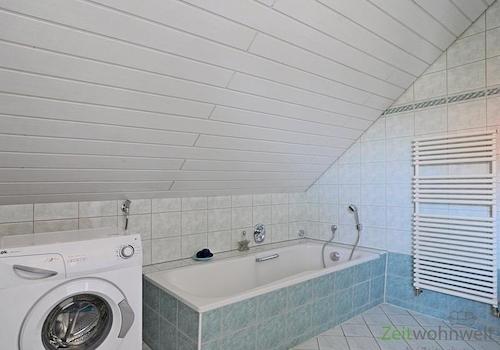 Waschmaschine und Badewanne