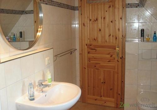 Waschbecken und WC