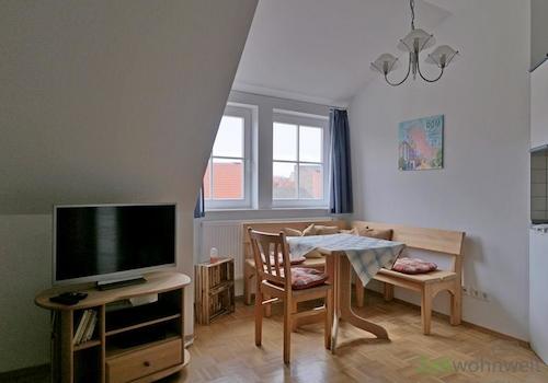 Blick zu TV und Esstisch