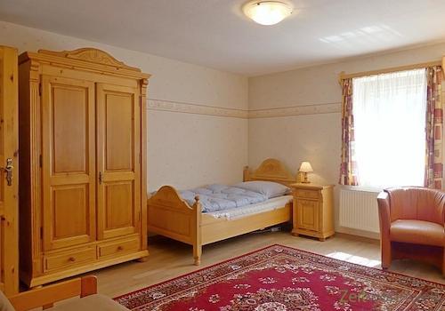 Bett und Kleiderschrank