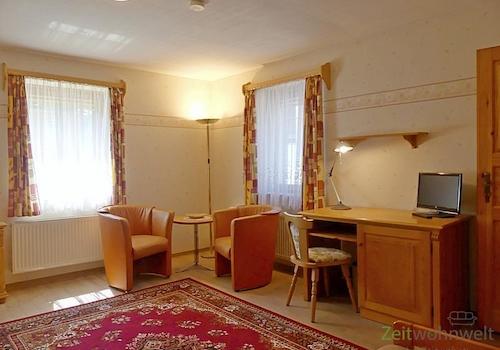 Sitzecke, Schreibtisch und TV