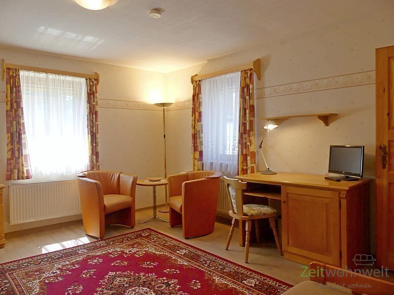 Sitzecke, Schreibtisch und TV