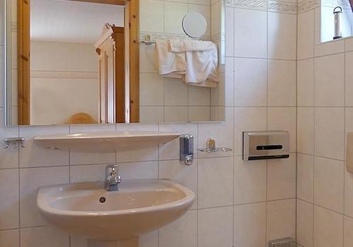 Spiegel und WC