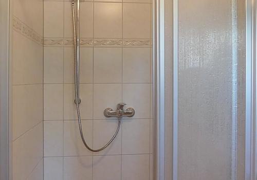 große Dusche im Bad