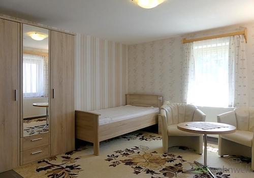 Wohnzimmer, Bett und Kleiderschrank