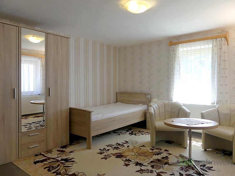Wohnzimmer, Bett und Kleiderschrank
