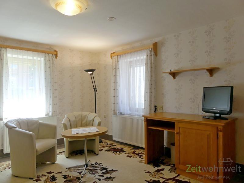 Wohnzimmer, TV, Schreibtisch und Sessel