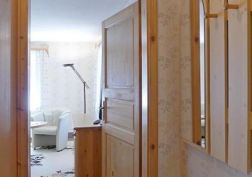 Wohnungsflur mit Garderobe uns Schrank