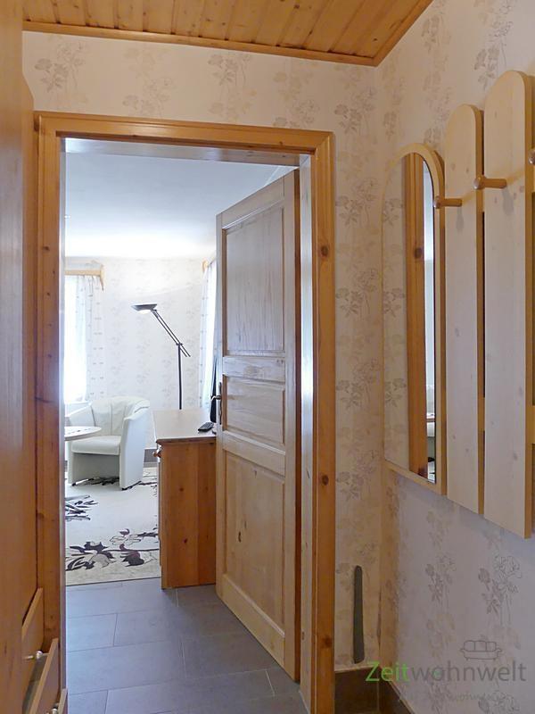 Wohnungsflur mit Garderobe uns Schrank