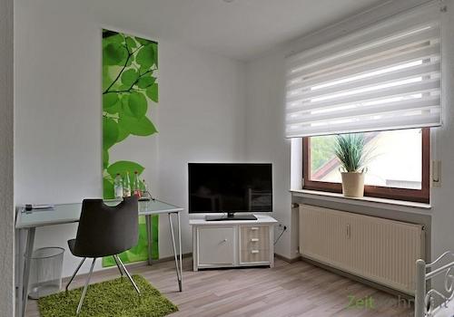 Schreibtisch und TV