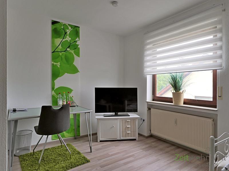 Schreibtisch und TV