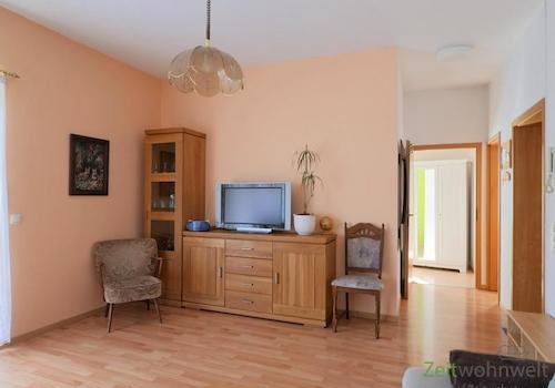 Blick zu Schrankwand und TV