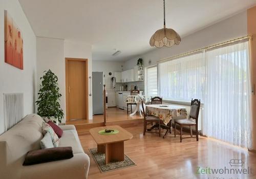 Blick in den Wohnraum zum Balkon