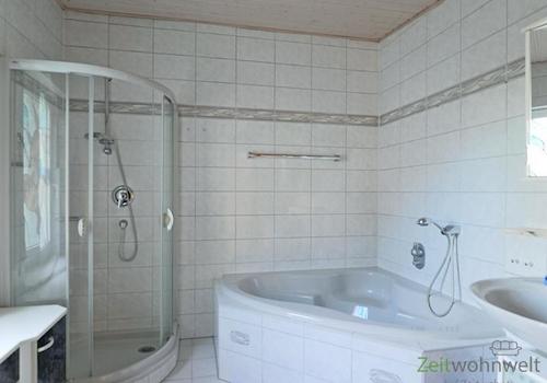Dusche und Wanne