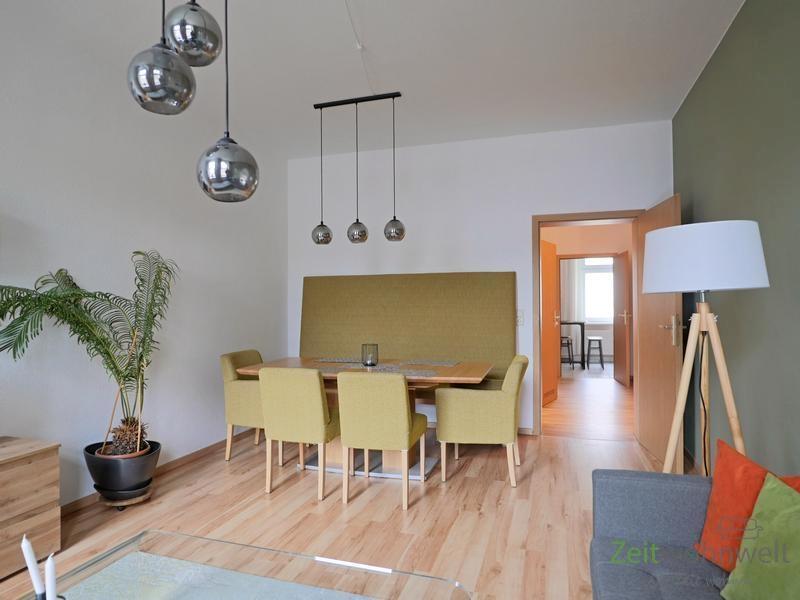 Wohnzimmer-Esstisch neben der Tür