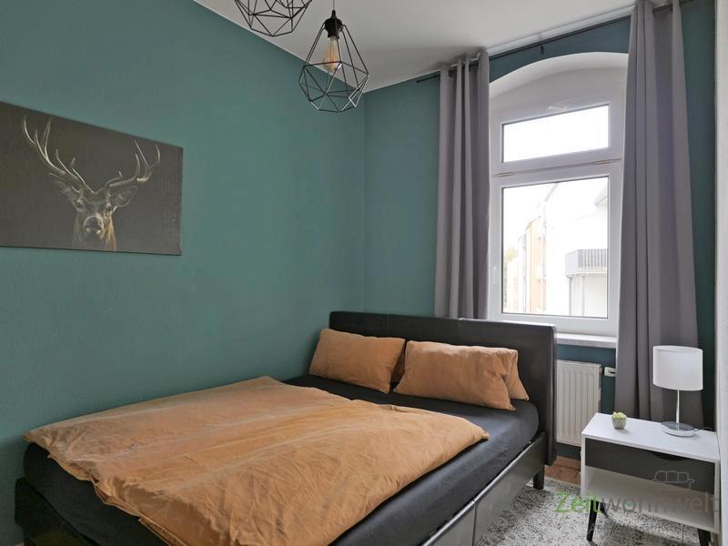 breites Bett im Schlafzimmer